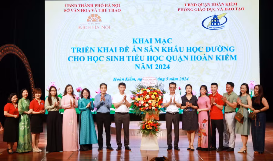 Lãnh đạo quận Hoàn Kiếm tặng hoa chúc mừng các nghệ sĩ. Lãnh đạo quận Hoàn Kiếm tặng hoa chúc mừng các nghệ sĩ.