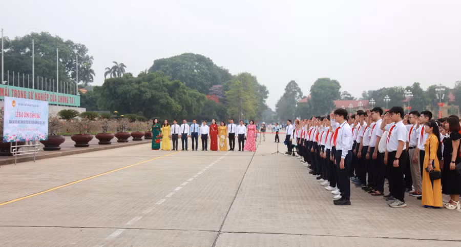Lễ báo công dâng Bác được tổ chức trang trọng, trang nghiêm.
