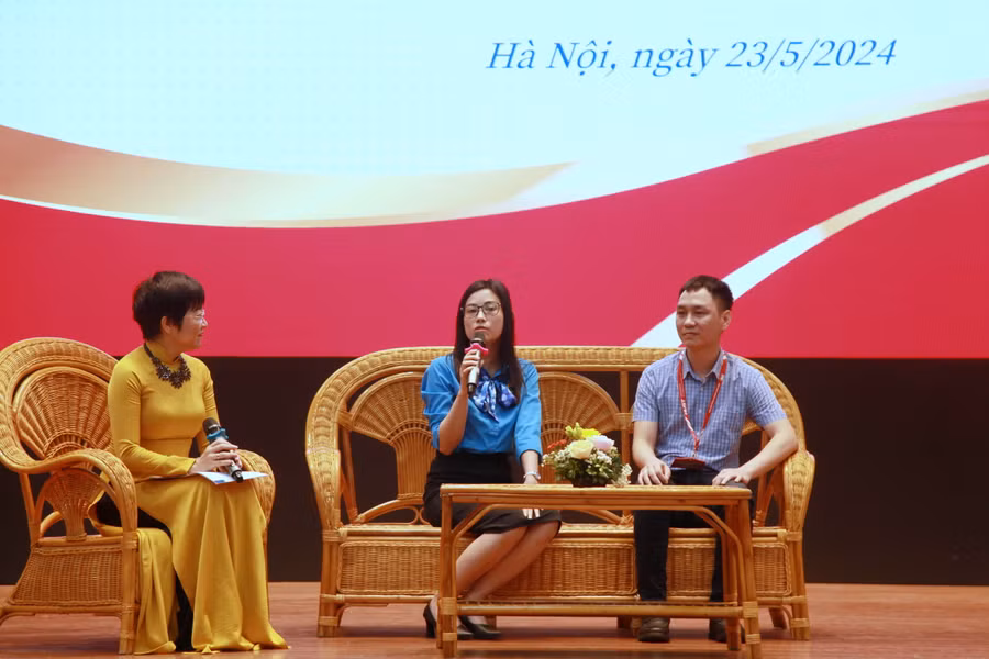 Chương trình giao lưu với các nhà khoa học.