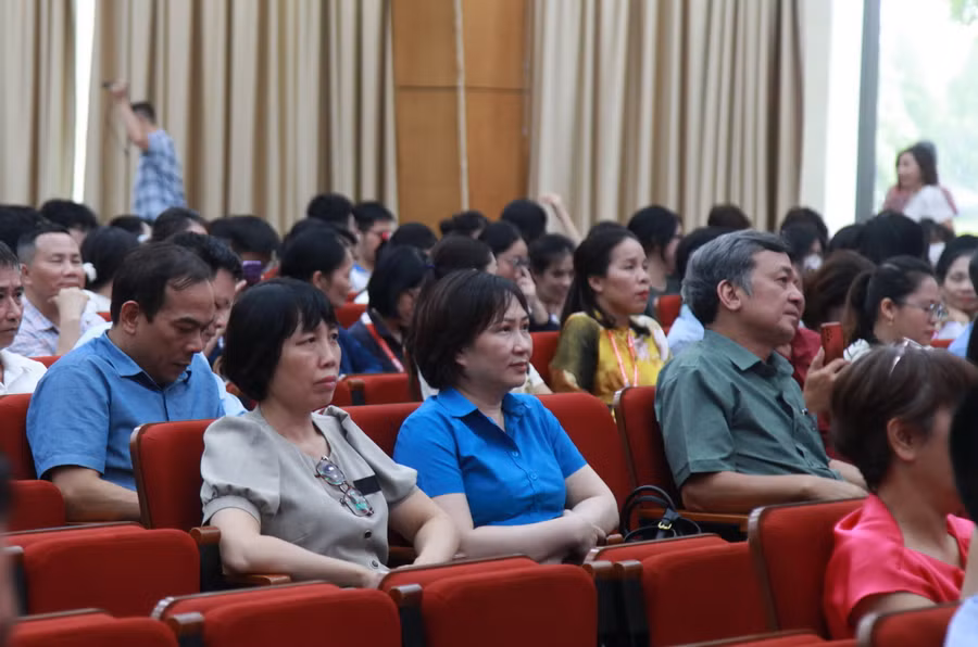 Các đại biểu dự chương trình.