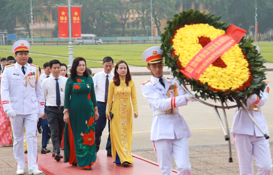 Đoàn đại biểu học sinh Thủ đô vào lăng viếng Bác.