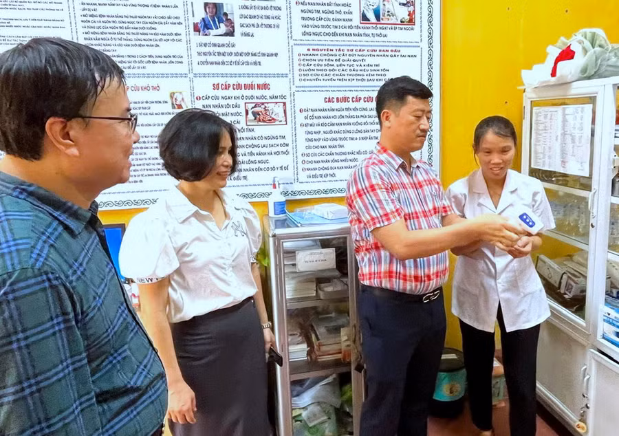 Đoàn công tác kiểm tra phòng y tế tại điểm thi Trường THCS Nguyễn Du (huyện Sóc Sơn).