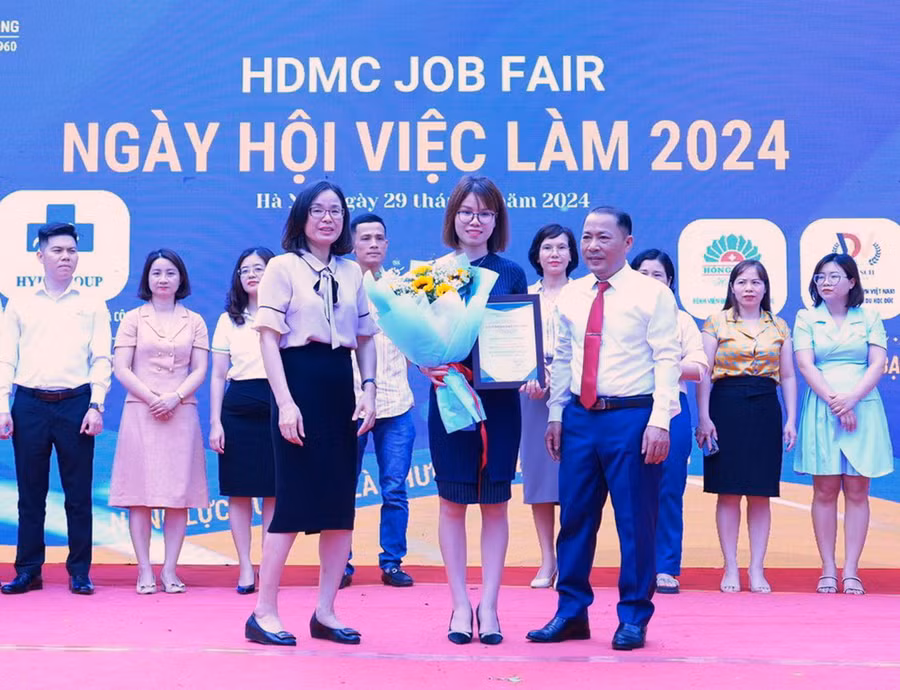 Ban tổ chức tặng hoa tri ân các doanh nghiệp đồng hành cùng ngày hội.
