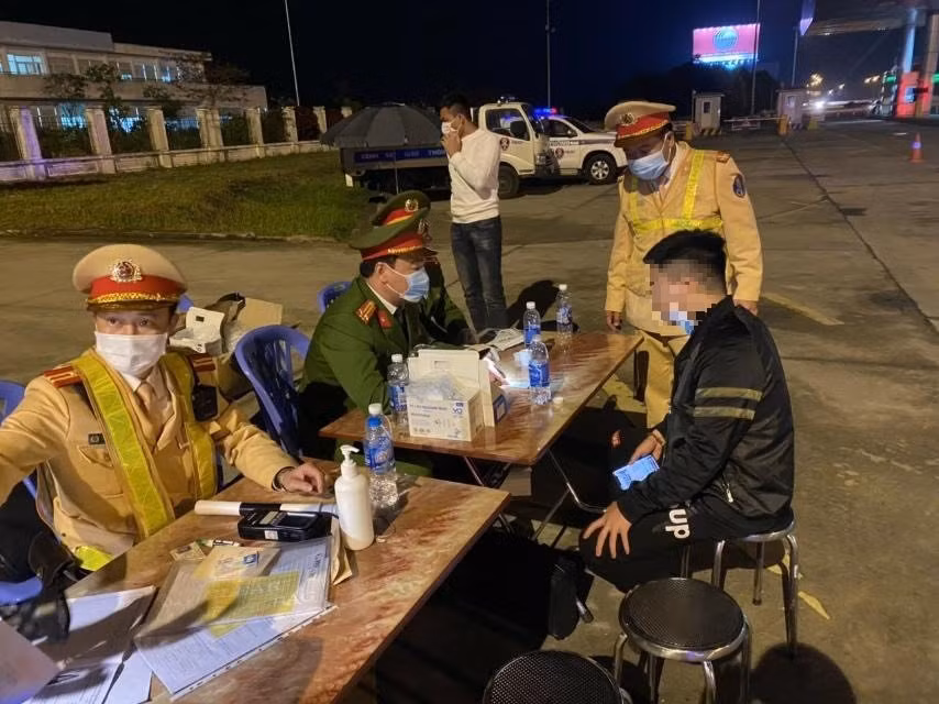 Lực lượng chức năng làm nhiệm vụ trên cao tốc.