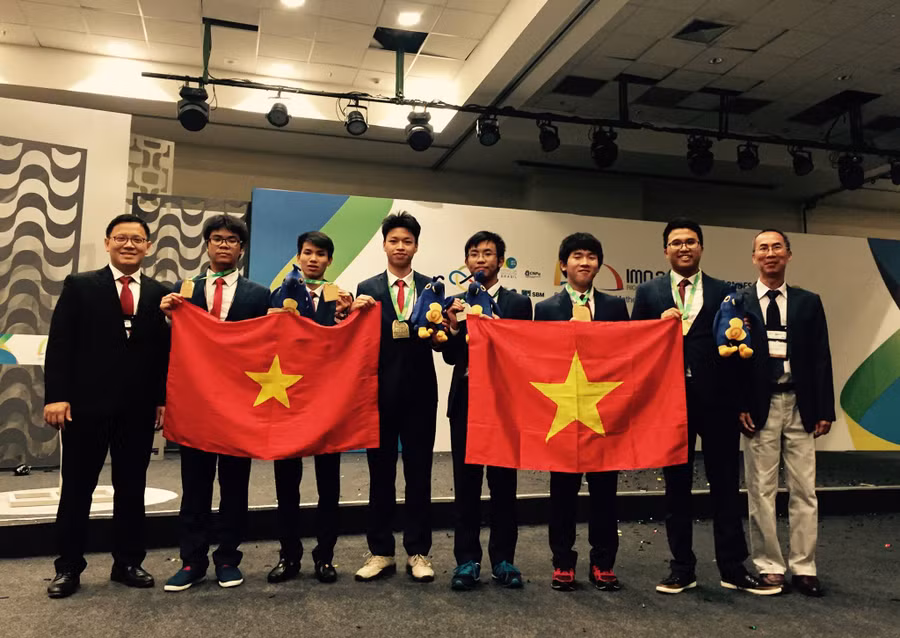 Các thầy Lê Anh Vinh và Lê Bá Khánh Trình chung niềm vui với các học sinh đoạt huy chương Olympic Toán quốc tế Các thầy Lê Anh Vinh và Lê Bá Khánh Trình chung niềm vui với các học sinh đoạt huy chương Olympic Toán quốc tế