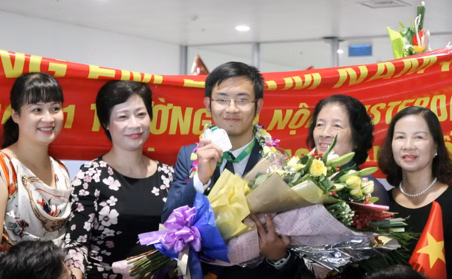 Thầy cô, bạn bè chúc mừng Nam Khánh trong ngày chiến thắng trở về
