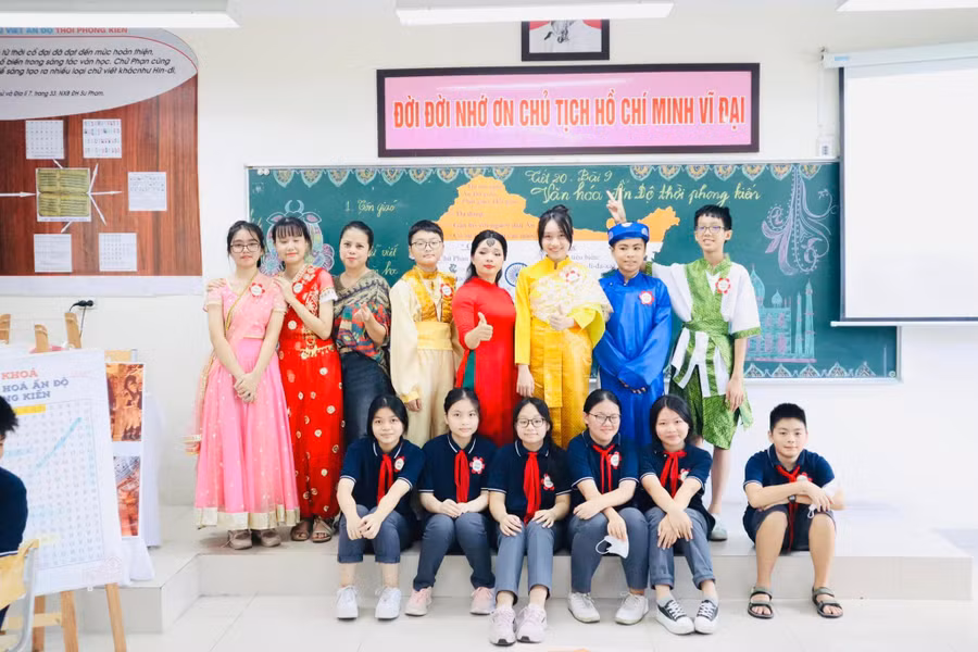 Cô Đỗ Thị Hiên và học trò sau giờ dạy bài học Văn hóa Ấn Độ thời phong kiến. Cô Đỗ Thị Hiên và học trò sau giờ dạy bài học Văn hóa Ấn Độ thời phong kiến.