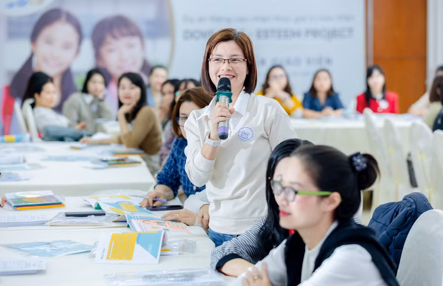 Giáo viên trao đổi tại khóa tập huấn.
