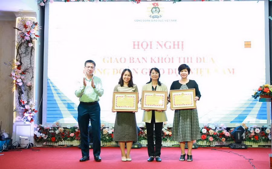Các đơn vị được nhận bằng khen đã có thành tích xuất sắc trong Chương trình “01 triệu sáng kiến - nỗ lực vượt khó, sáng tạo, quyết tâm chiến thắng đại dịch Covid -19”.