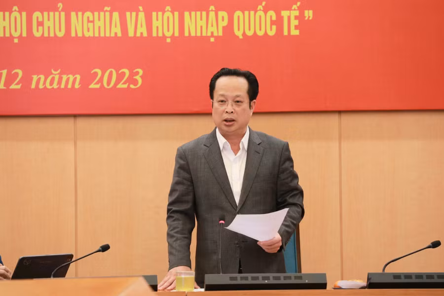 Giám đốc Sở GD&ĐT Hà Nội Trần Thế Cương phát biểu tham luận tại điểm cầu thành phố Hà Nội. Giám đốc Sở GD&ĐT Hà Nội Trần Thế Cương phát biểu tham luận tại điểm cầu thành phố Hà Nội.