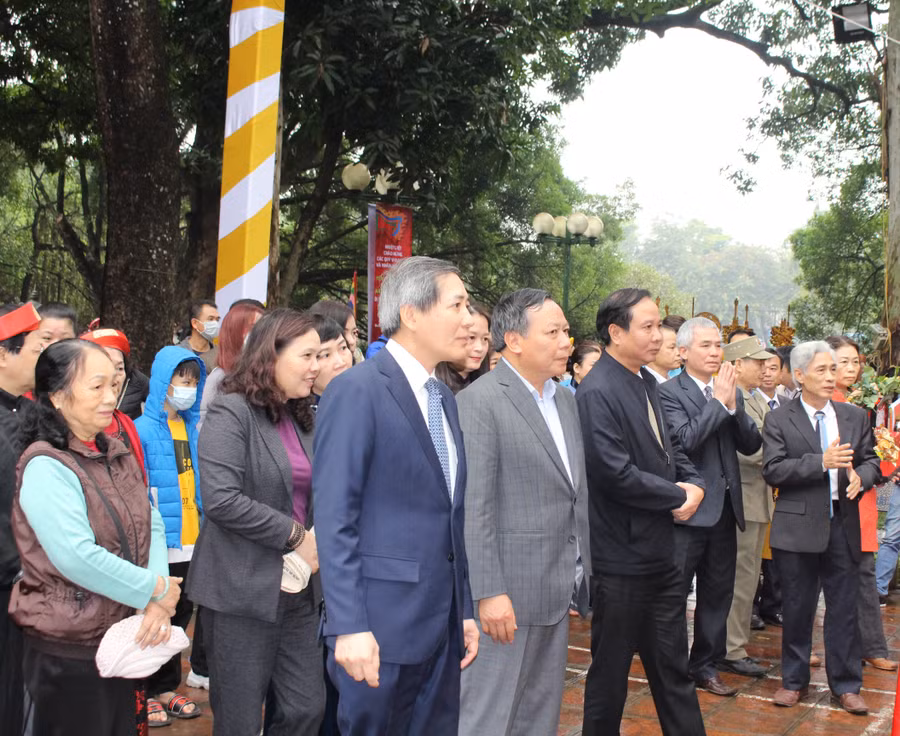 Các đại biểu và du khách thập phương trang nghiêm thực hiện các nghi lễ rước chân nhang Đức Thánh, Đức Thân Mẫu và rước Ấn tại lễ hội.