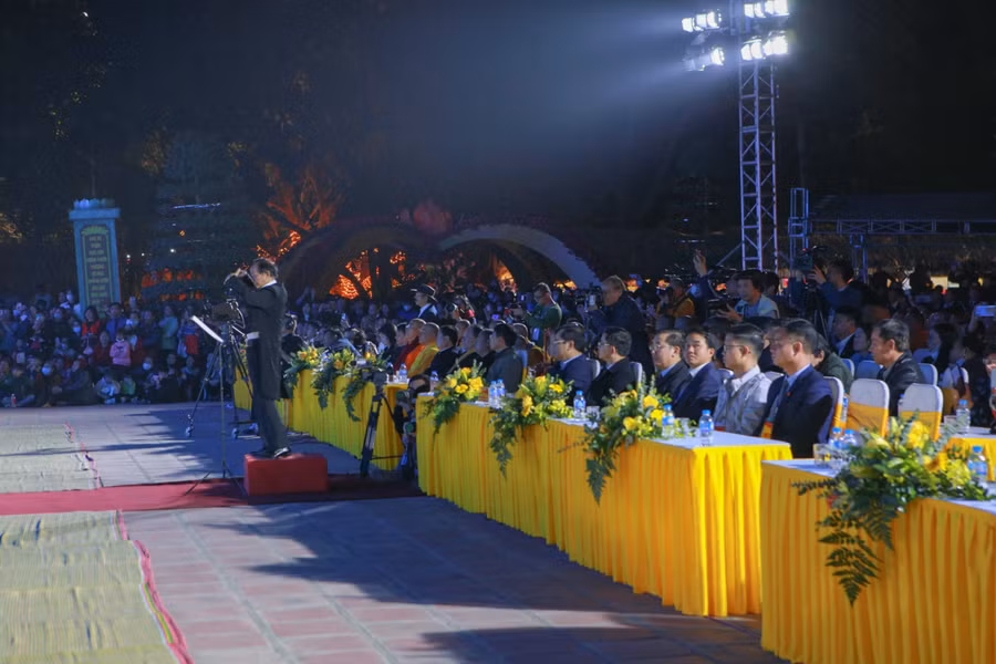 Đại biểu về dự đêm nhạc Phật.