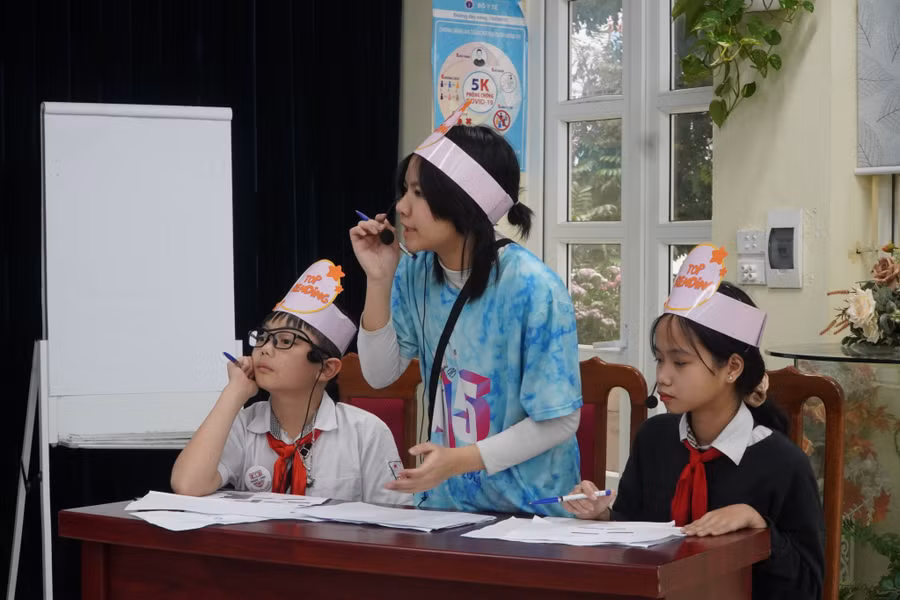 Học sinh trường THCS Thăng Long thi tài ngôn ngữ.
