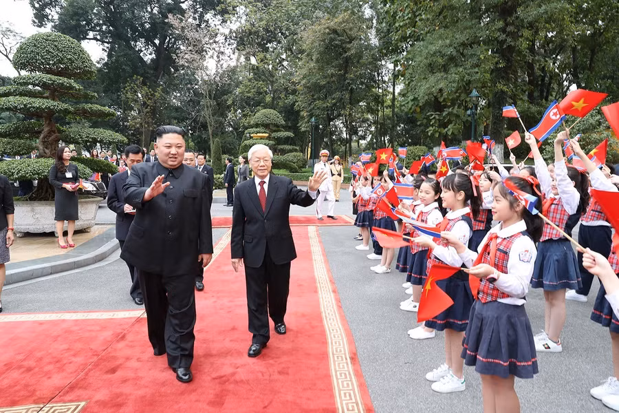 100 học sinh quận Hoàn Kiếm tươi tắn chào đón Chủ tịch Triều Tiên Kim Jong Un