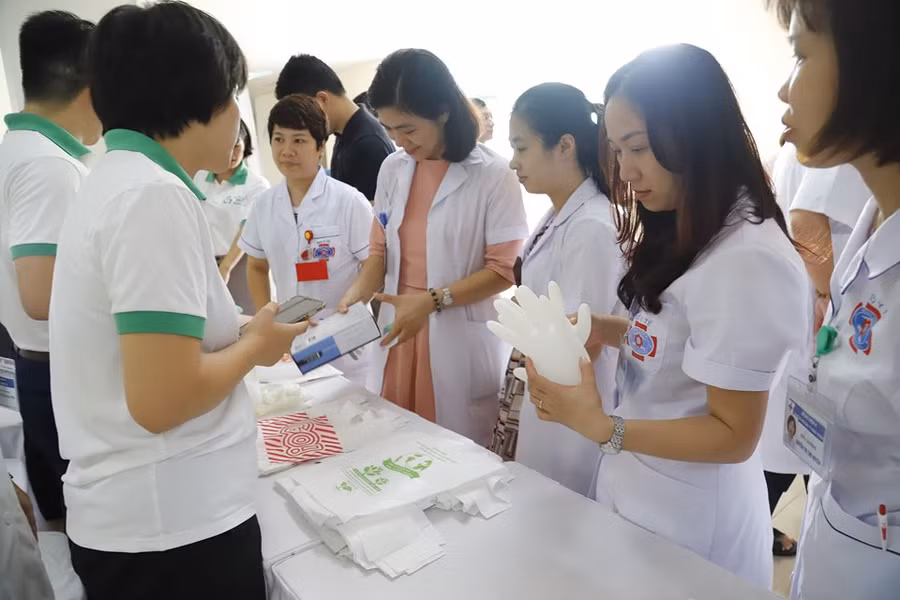 Nhân viên y tế của Bệnh viện K cùng tìm hiểu về một số vật tư tiêu hao thiết yếu bằng vật liệu tái chế Nhân viên y tế của Bệnh viện K cùng tìm hiểu về một số vật tư tiêu hao thiết yếu bằng vật liệu tái chế