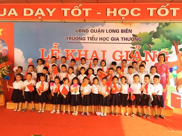 Ghi nhận thêm tại một số trường trên địa bàn Hà Nội, không khí trong ngày khai giảng năm học mới diễn ra trang trọng, ấm áp. Thầy trò trường tiểu học Gia Thượng (Long Biên) háo hức trong buổi lễ đầu năm.