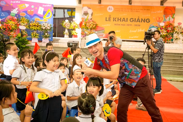 NSƯT Xuân Bắc giao lưu với các em học sinh trường Tiểu học và THCS Everest.