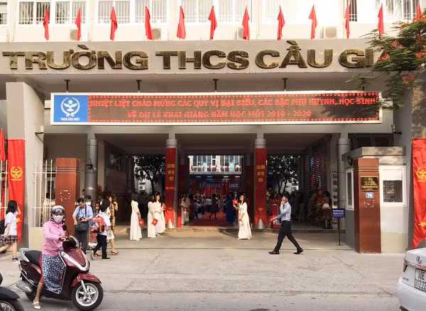 Trường THCS Cầu Giấy đã 9 năm liên tiếp nằm trong top 3 trường có kết quả cao nhất trong kì thi vào lớp 10 THPT khi 70% học sinh thi đỗ vào các trường THPT chuyên.