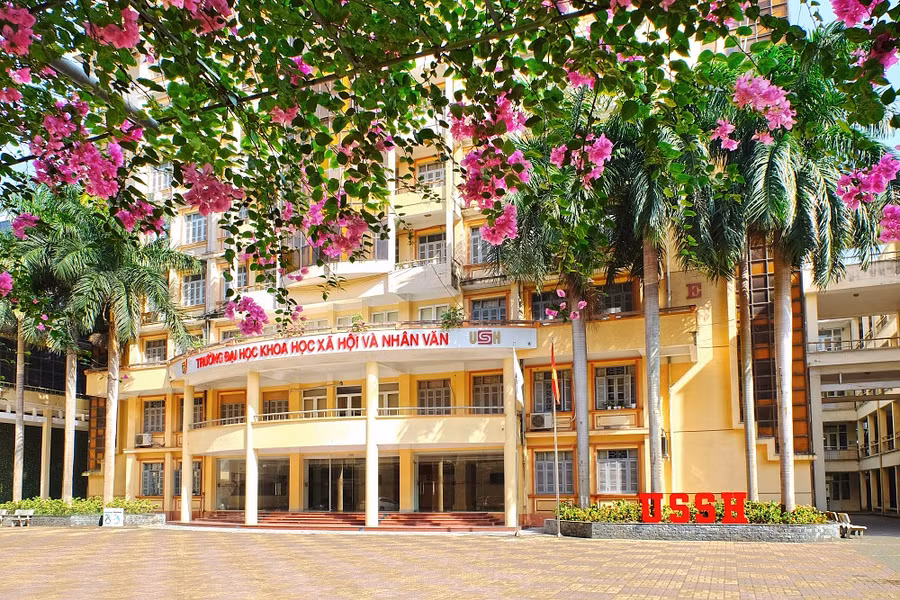 Trường THPT chuyên khoa học xã hội và nhân văn nằm trong khuôn viên Trường Đại học Khoa học Xã hội và Nhân văn