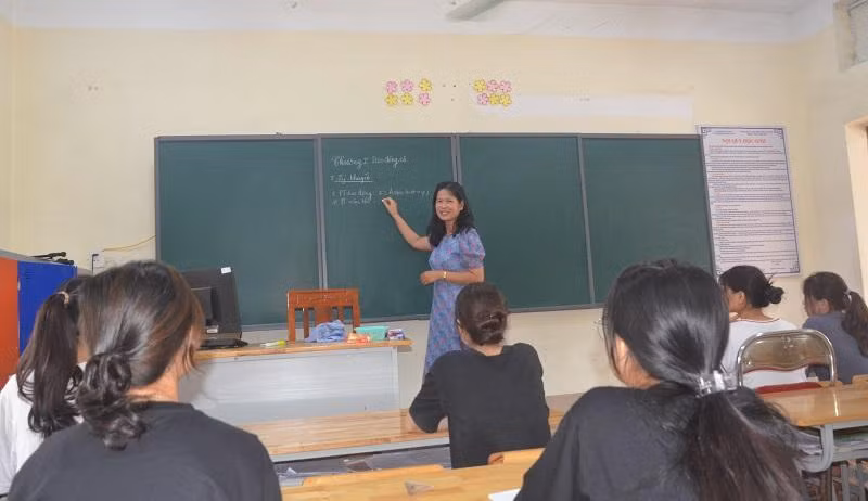Cô Diệp cùng học trò của mình những ngày ôn thi cuối. Ảnh Ngô Chuyên.