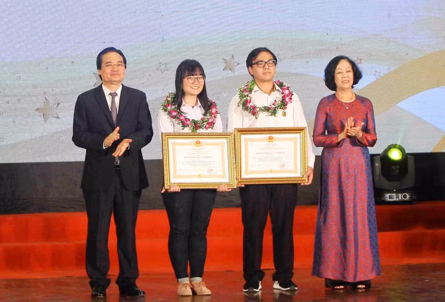 Hai học sinh xuất sắc được nhận huân chương lao động của Chủ tịch Nước