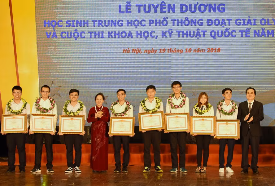 Bộ trưởng Phùng Xuân Nhạ và Nguyên Phó chủ tịch nước Nguyễn Thị Doan trao bằng khen của Thủ tướng Chính phủ cho các học sinh xuất sắc Bộ trưởng Phùng Xuân Nhạ và Nguyên Phó chủ tịch nước Nguyễn Thị Doan trao bằng khen của Thủ tướng Chính phủ cho các học sinh xuất sắc