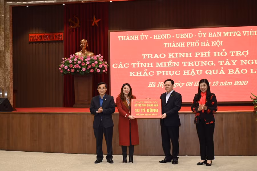 Bí thư Thành ủy Vương Đình Huệ trao kinh phí hỗ trợ các tỉnh miền Trung, Tây Nguyên khắc phục hậu quả bão lũ.