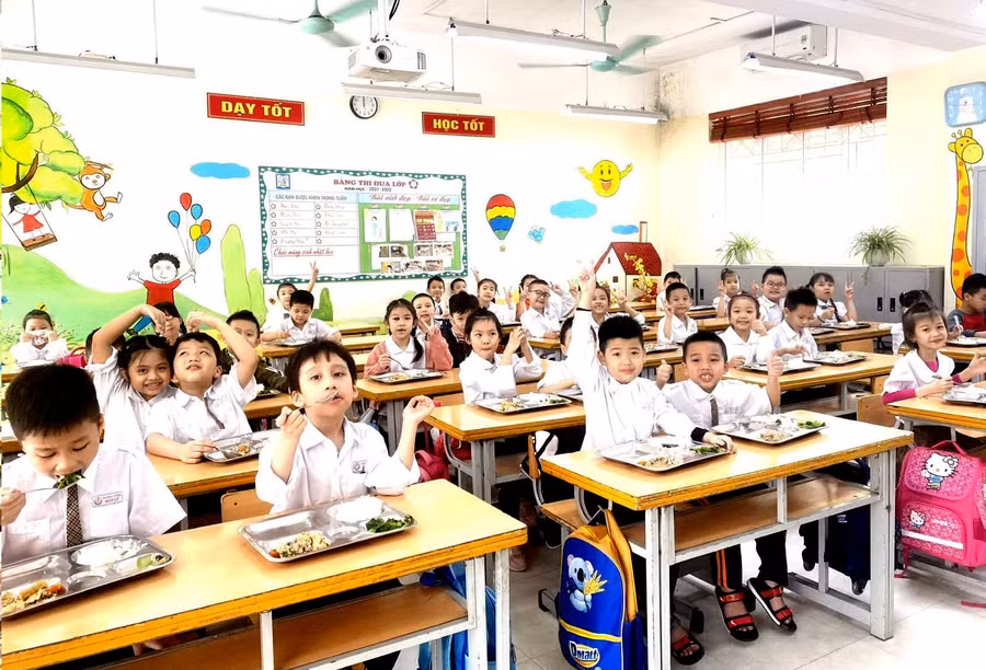 Học sinh Trường Tiểu học Đền Lừ (quận Hoàng Mai) hứng thú với bữa ăn bán trú trưa 6/4