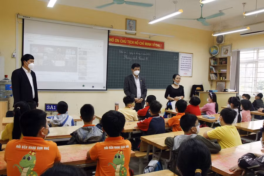 Ông Phạm Xuân Tiến - Phó Giám đốc Sở GD&amp;ĐT Hà Nội cùng đoàn công tác kiểm tra tại trường Tiểu học Xuân La (quận Tây Hồ)
