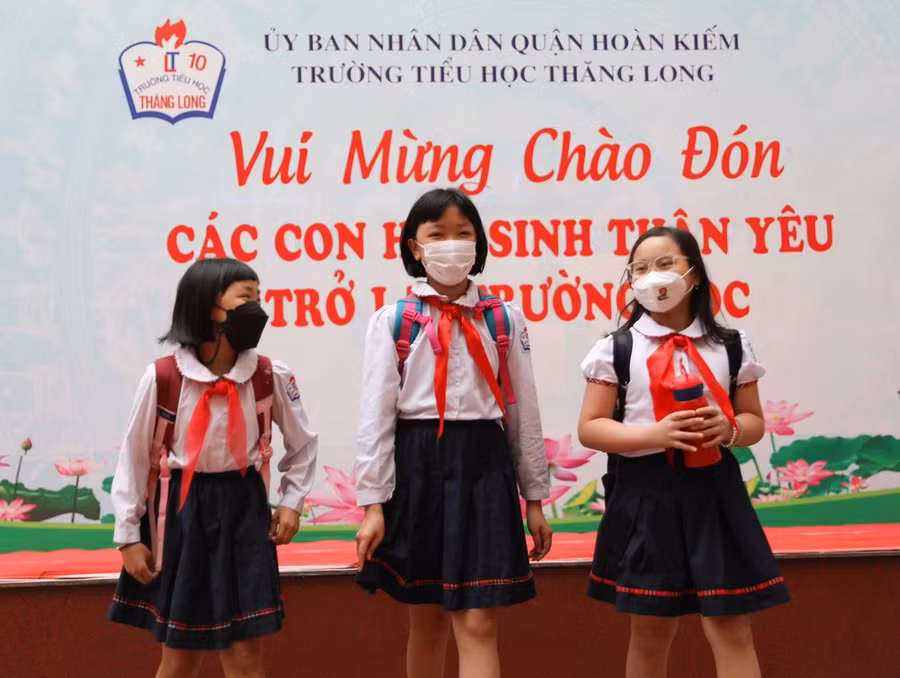 Học sinh Trường Tiểu học Thăng Long vui mừng trong ngày đầu đến lớp
