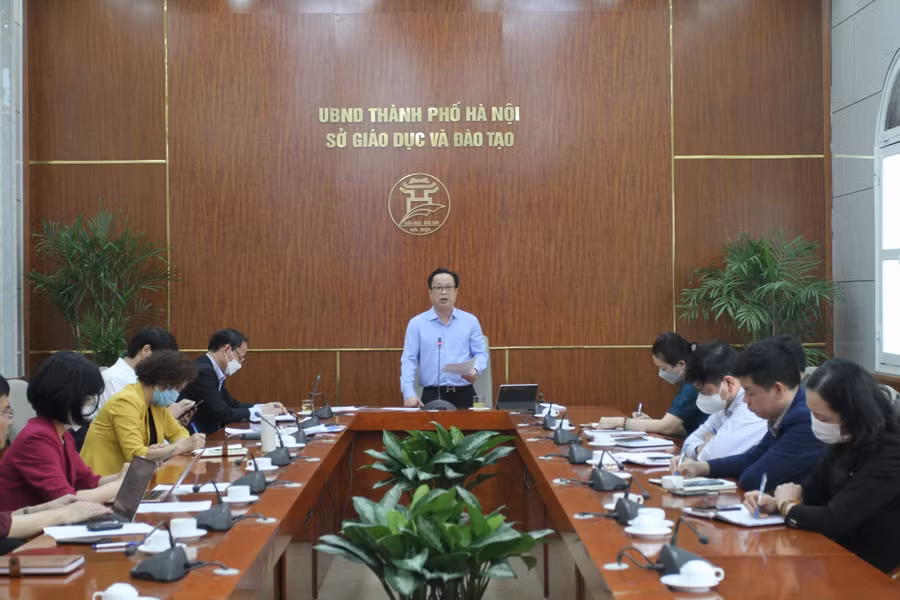 Giám đốc Sở GD&ĐT Hà Nội Trần Thế Cương chủ trì cuộc họp