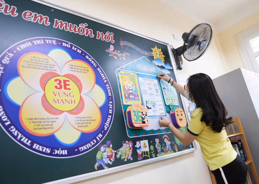 Giáo viên Trường tiểu học Thăng Long trang trí lớp học đón học sinh