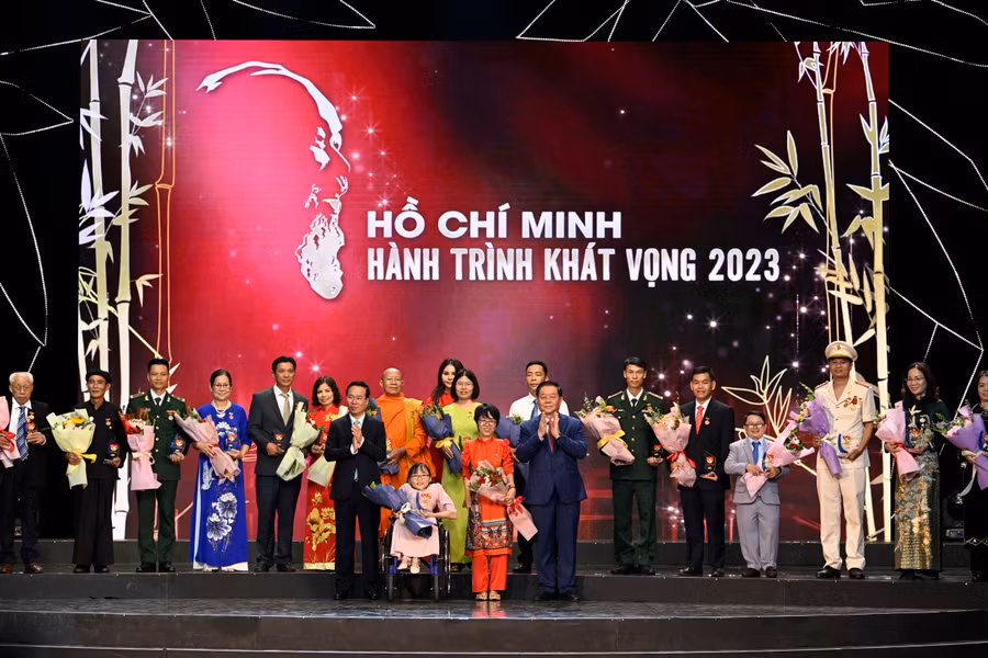 Chương trình “Hồ Chí Minh - Hành trình khát vọng 2023” tôn vinh, biểu dương 67 điển hình tiêu biểu trong cả nước.