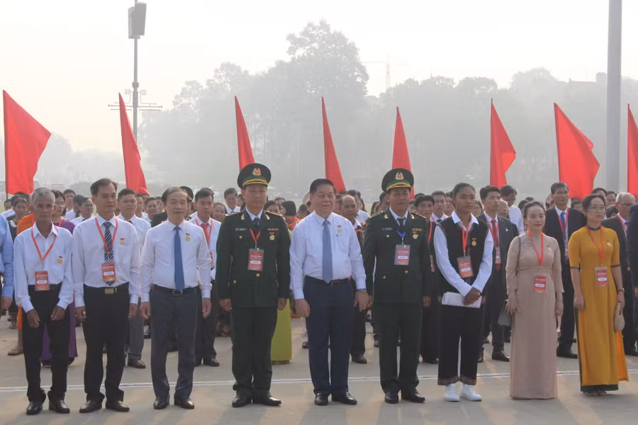 Đoàn đại biểu các điển hình tiêu biểu tổ chức báo công dâng Bác.
