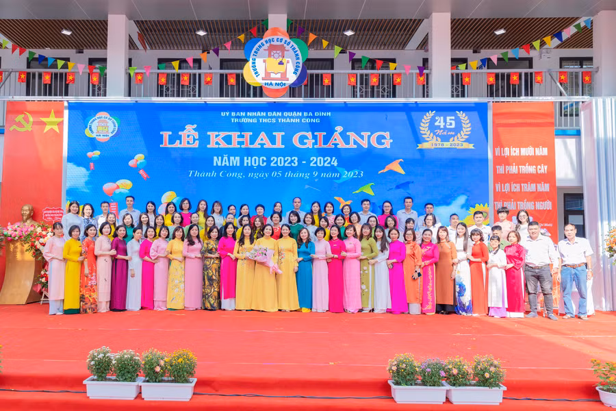 Tập thể cán bộ, giáo viên, nhân viên Trường THCS Thành Công lễ khai giảng năm học 2023 -2024. Tập thể cán bộ, giáo viên, nhân viên Trường THCS Thành Công lễ khai giảng năm học 2023 -2024.