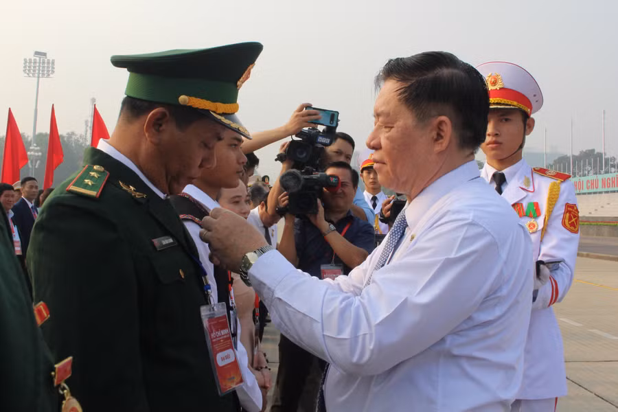 Bí thư Trung ương Đảng, Trưởng Ban Tuyên giáo Trung ương - Nguyễn Trọng Nghĩa trao tặng Huy hiệu Bác Hồ.
