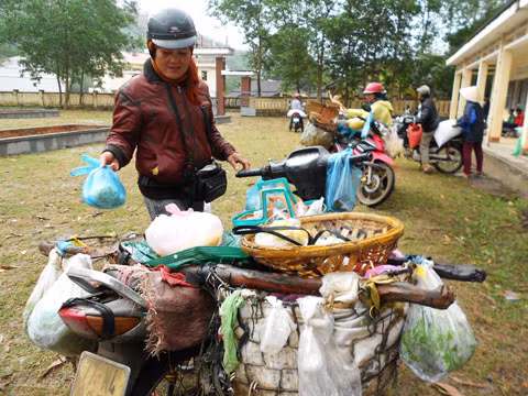 Ngày qua ngày, chị Gần cùng “chợ di động” rong ruổi khắp thôn, làng của xã Vĩnh Kim để cung ứng các loại thức ăn, nhu yếu phẩm cho đồng bào dân tộc Bana.