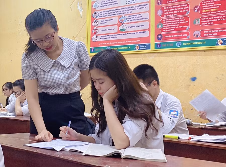 Cô Nguyễn Thị Hà trong giờ lên lớp (Ảnh tư liệu).