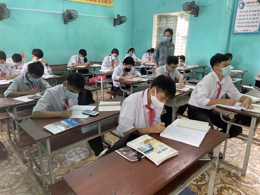 Học sinh huyện Lương Tài thực hiện nghiêm công tác phòng chống dịch.