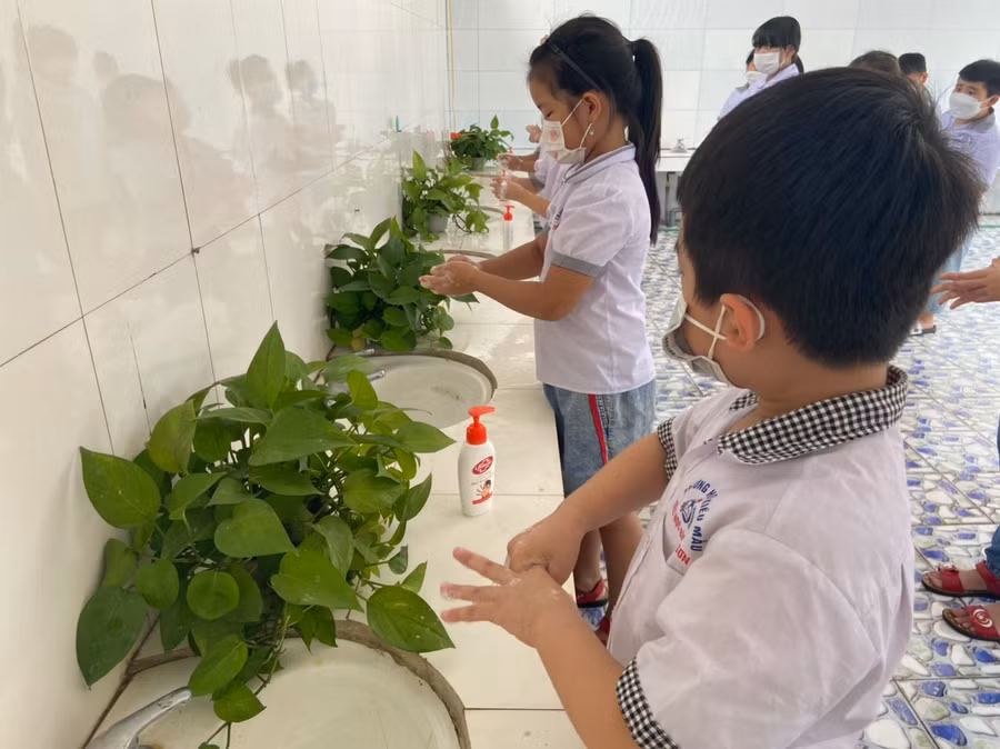 Học sinh rửa tay với nước sạch và xà phòng.