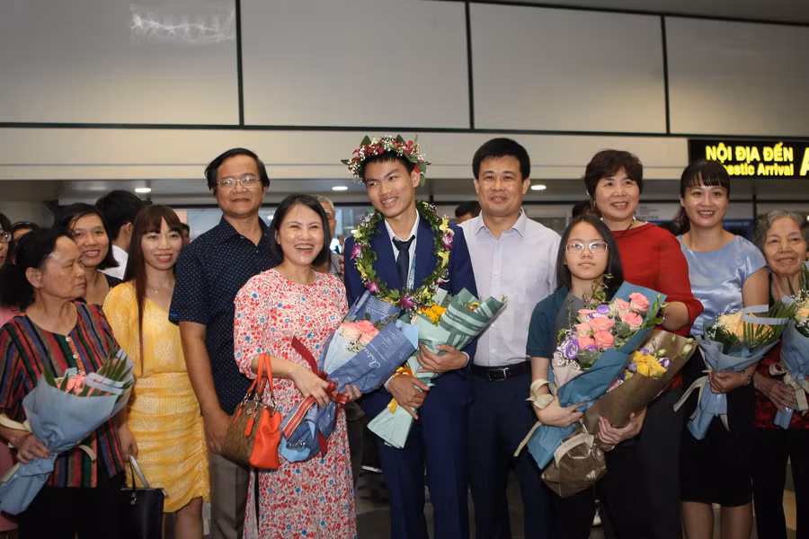 Phan Minh Đức trở về Hà Nội sau chiến thắng tại IMO 2019.