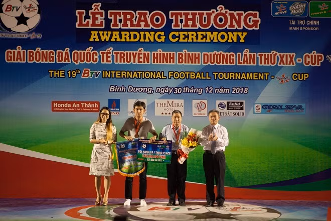 Thanh Vũ (bìa trái) trao giải hạng 3 cho Sài Gòn FC Thanh Vũ (bìa trái) trao giải hạng 3 cho Sài Gòn FC