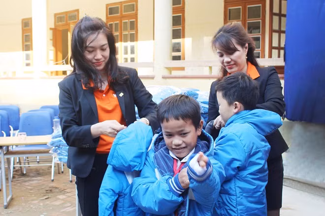 Trao tặng áo ấm của SHB tới các em học sinh vùng khó Sơn La