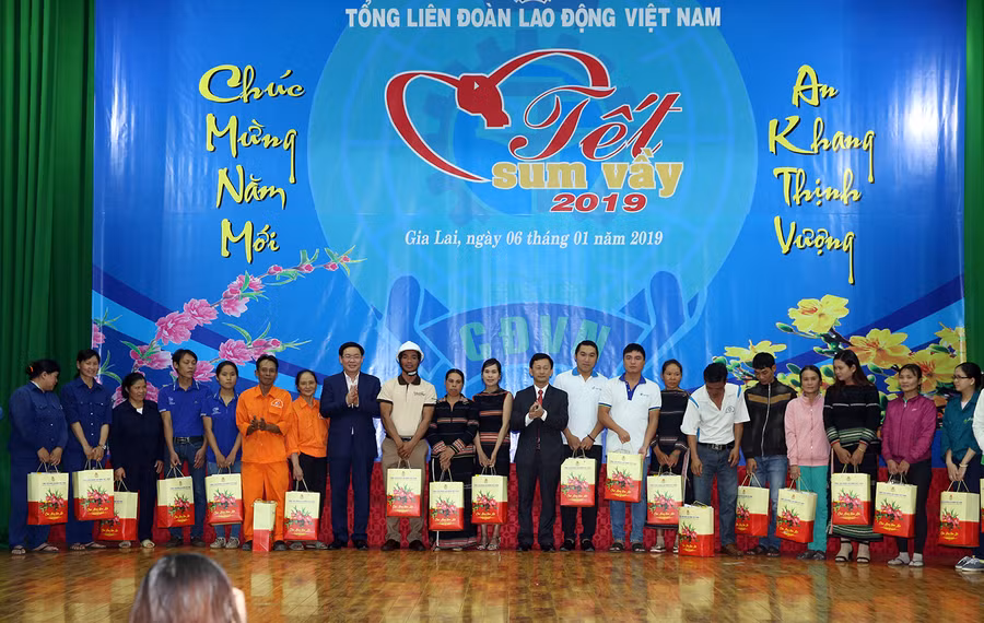 Phó Thủ tướng trao quà cho công nhân, người lao động tỉnh Gia Lai. Ảnh VGP/Thành Chung
