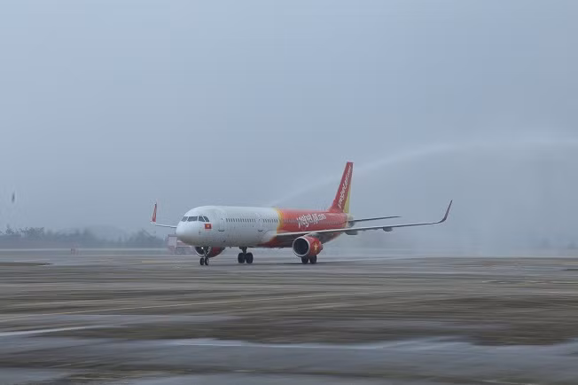 Máy bay A321 mang số hiệu VJ230 hạ cánh xuống sân bay quốc tế Vân Đồn