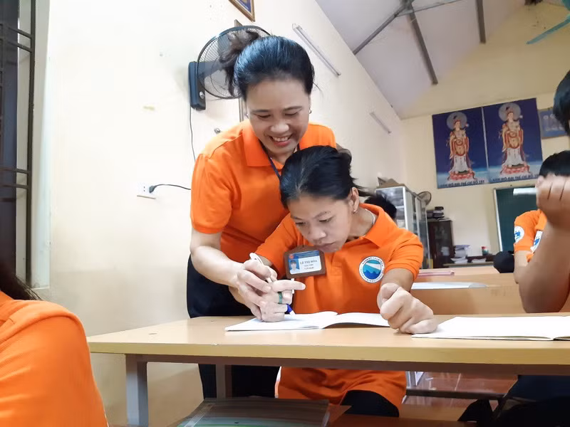Những học sinh khuyết tật hạnh phúc với lớp học Những học sinh khuyết tật hạnh phúc với lớp học