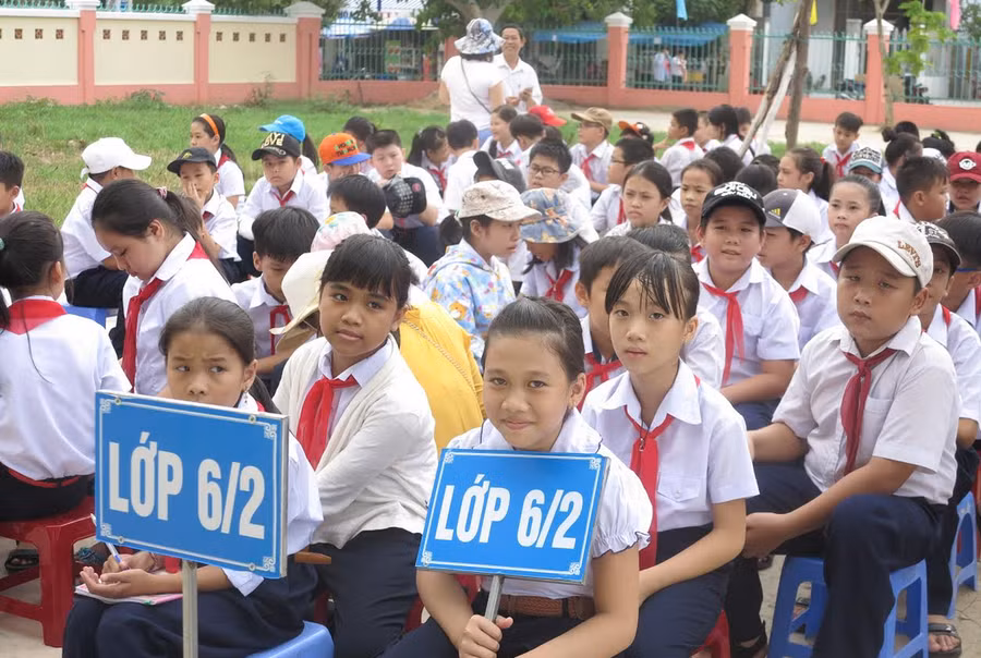 Niềm vui của HS lớp 6 Trường THCS Hoàng Sa khi được học gần nhà, trong một ngôi trường mới khang trang. 