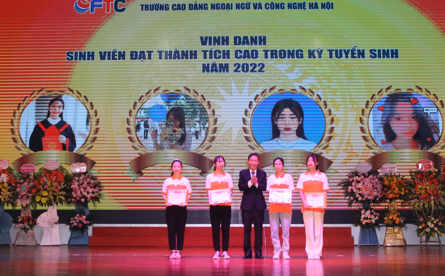 PGS.TS. Bùi Văn Quân - Hiệu trưởng Trường Cao đẳng Ngoại ngữ và Công nghệ Hà Nội khen thưởng sinh viên đạt thành tích cao.