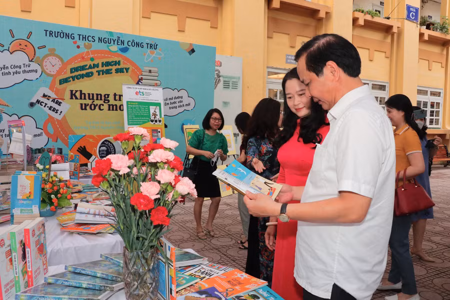 Lãnh đạo quận Ba Đình thăm quan khu vực triển lãm sách của ngành GD&amp;ĐT.