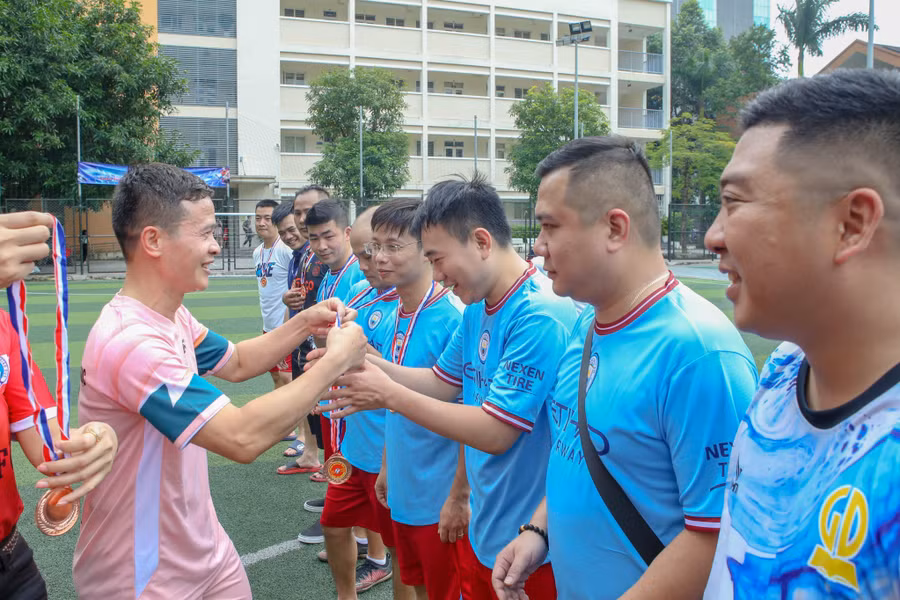 Ông Dương Quang Ngọc - Chủ tịch Công đoàn Viện Khoa học Giáo dục Việt Nam trao huy chương cho các đội bóng.